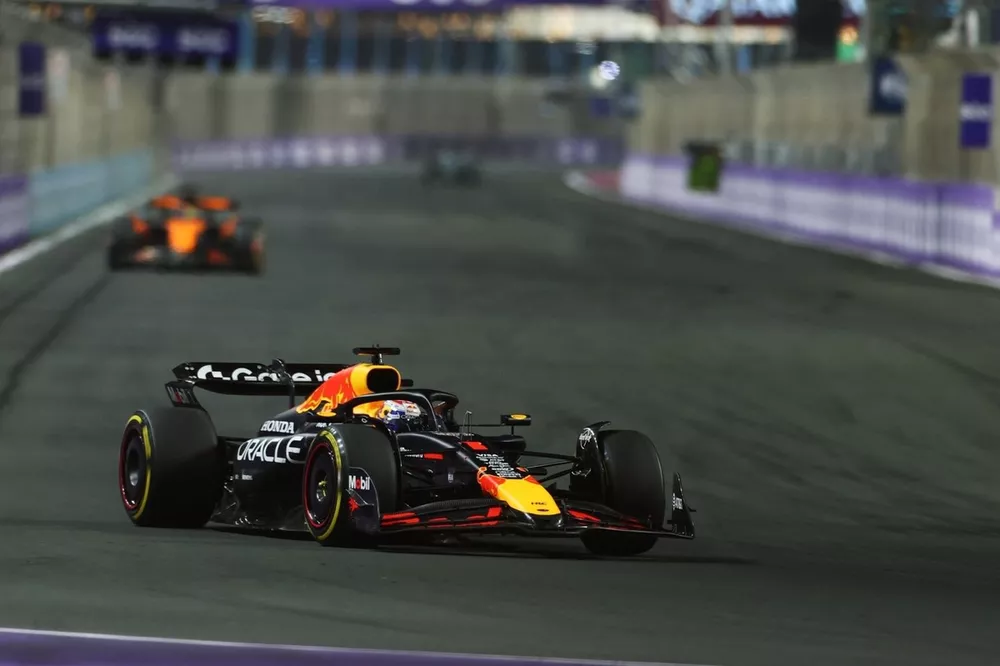 Oscar Piastri, McLaren, Max Verstappen, Red Bull Racing