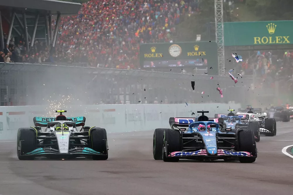Des débris volent pendant que Lewis Hamilton, Mercedes W13, se bat avec Fernando Alonso, Alpine A522