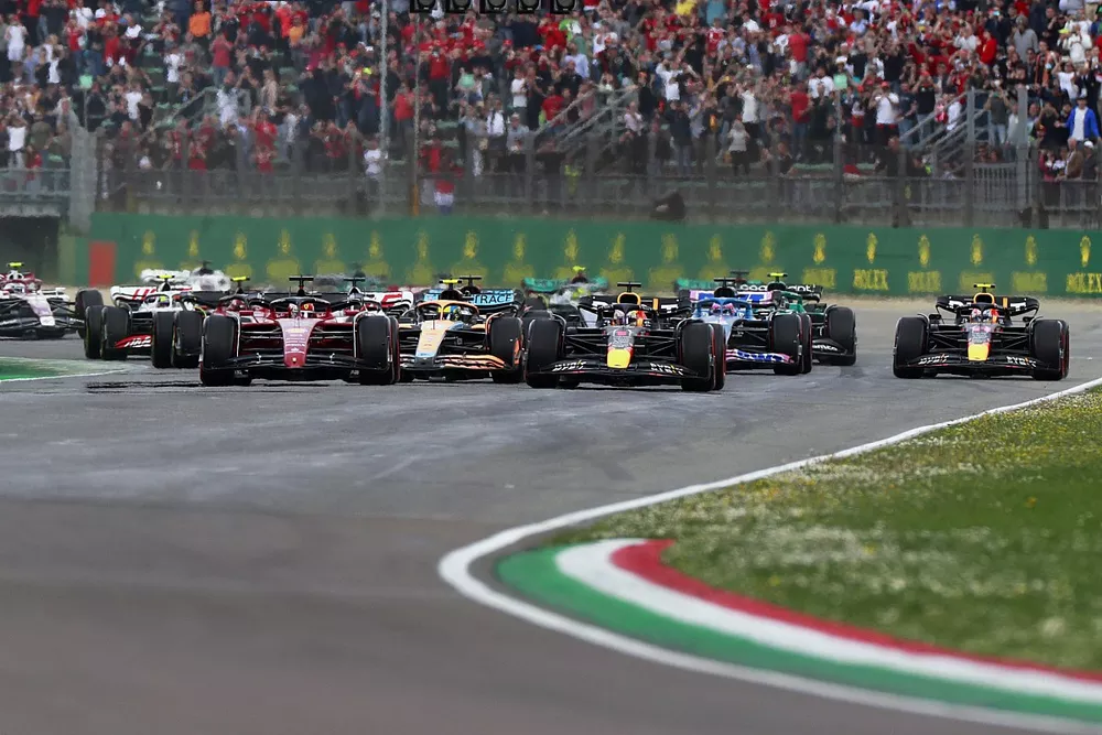 Max Verstappen, Red Bull Racing RB18, Charles Leclerc, Ferrari F1-75, Lando Norris, McLaren MCL36, Kevin Magnussen, Haas VF-22, Fernando Alonso, Alpine A522, et le reste des monoplaces au départ