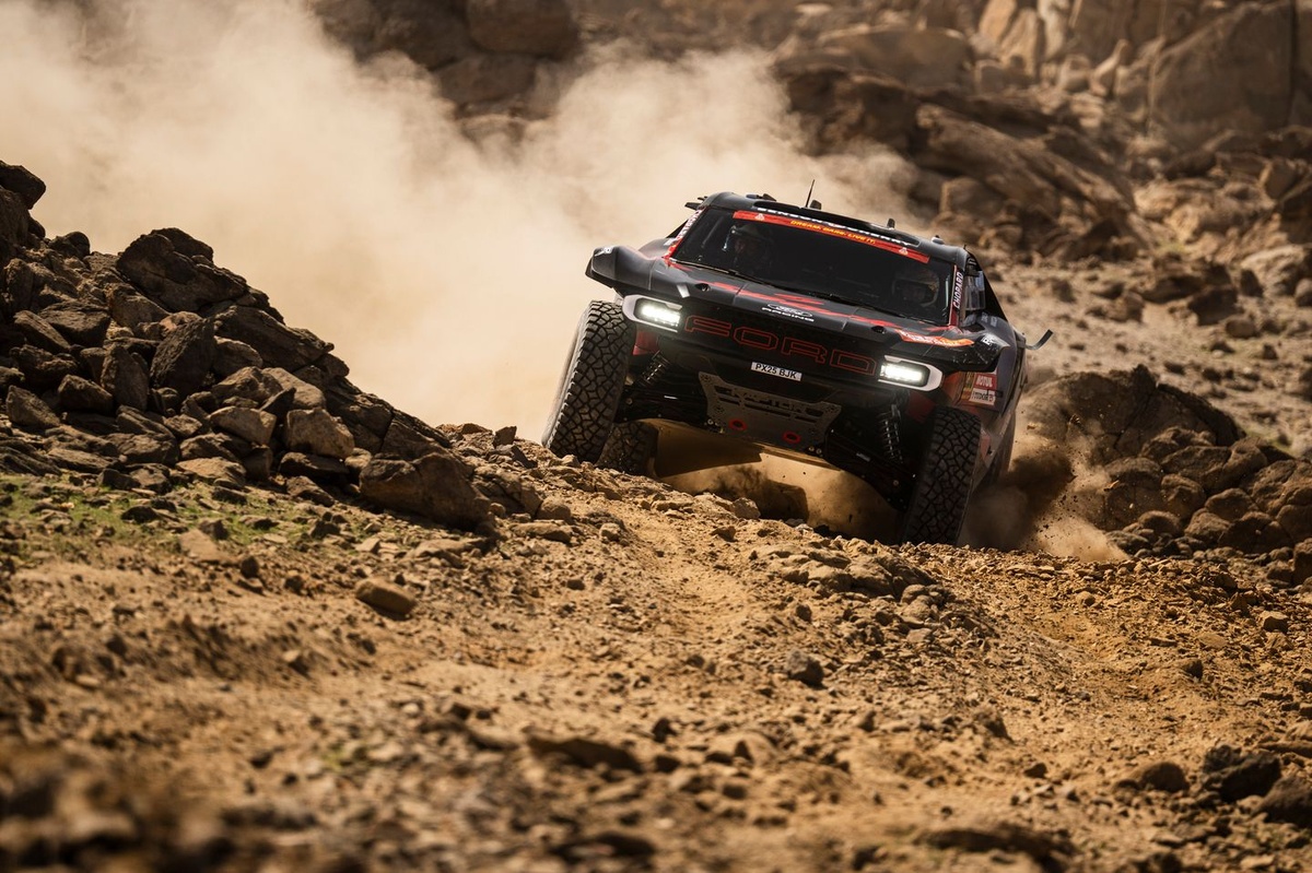 Le Dakar se resserre encore : Roma prend la tête, Loeb n'y arrive pas