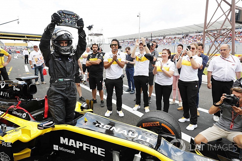 Renault marks Saudi female law change with F1 run