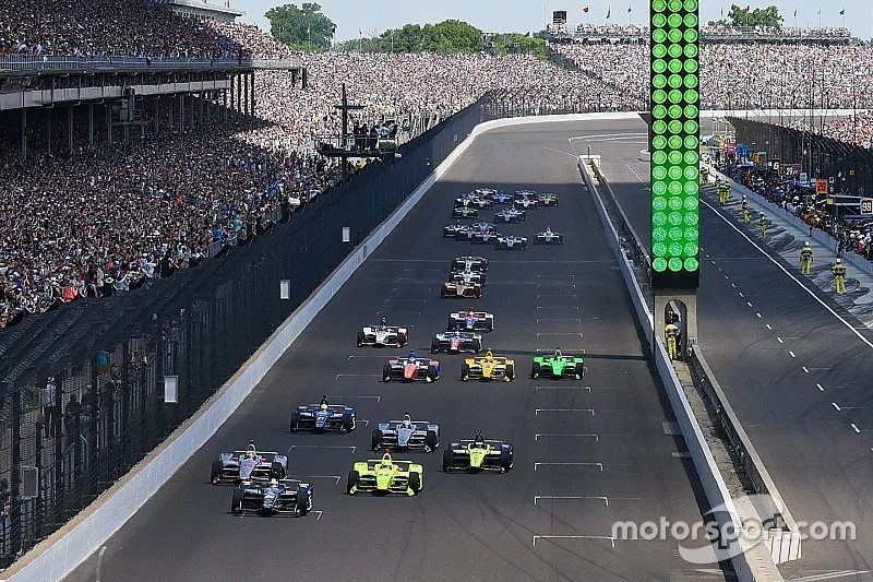 Start: Ed Carpenter, Ed Carpenter Racing Chevrolet leads