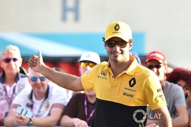 Carlos Sainz Jr., Renault Sport F1 Team firma aut&oacute;grafos para los fans