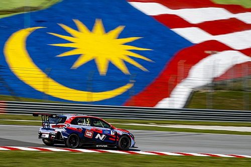 Michelisz, muy cerca del título tras su segunda pole; Azcona, 3º