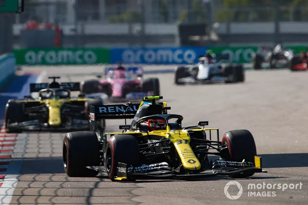 Esteban Ocon, Renault F1 Team R.S.20, Daniel Ricciardo, Renault F1 Team R.S.20, et Sergio Perez, Racing Point RP20
