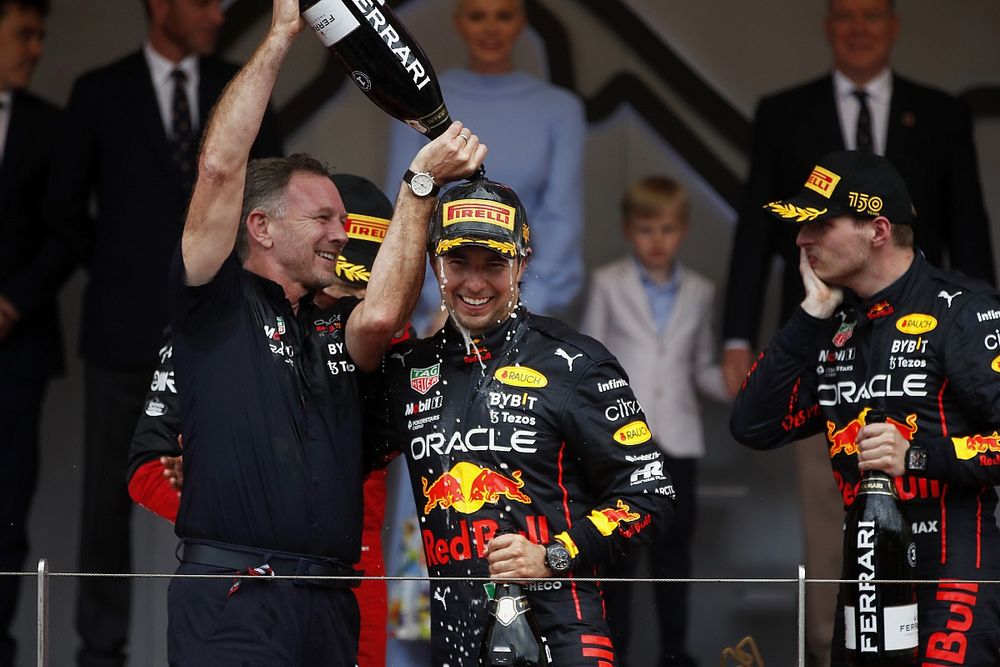 Christian Horner, director del equipo Red Bull Racing, vierte champán sobre Sergio Pérez, Red Bull Racing, 1ª posición, en el podio