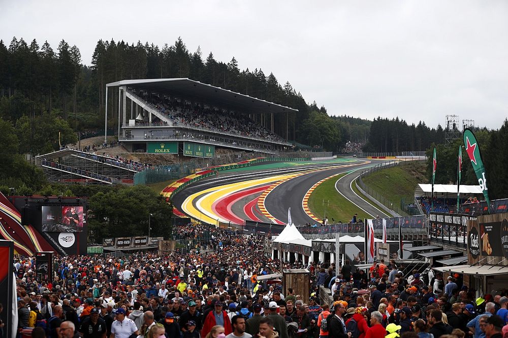 Una vista de Eau Rouge