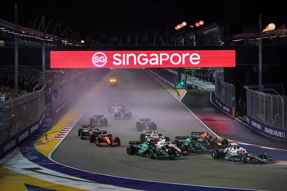 Yuki Tsunoda, AlphaTauri AT03, Lance Stroll, Aston Martin AMR22, Kevin Magnussen, Haas VF-22, Sebastian Vettel, Aston Martin AMR22, Max Verstappen, Red Bull Racing RB18, the remainder of the field at the start
