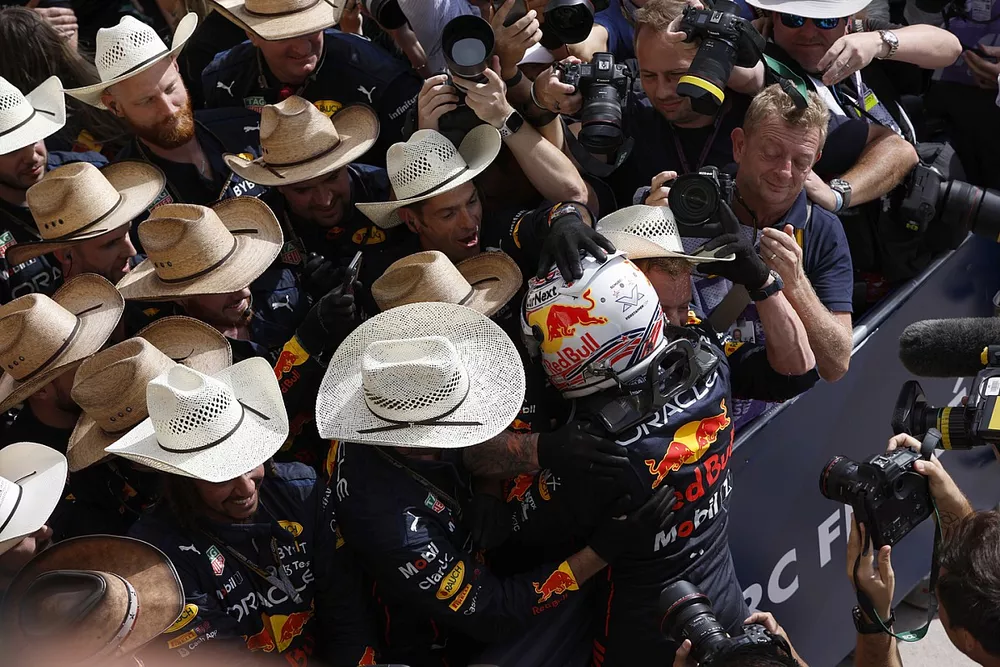 Max Verstappen, Red Bull Racing, fête sa victoire avec son équipe