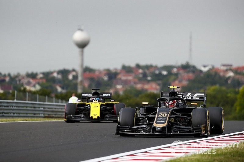 Kevin Magnussen, Haas F1 Team VF-19, leads Daniel Ricciardo, Renault F1 Team R.S.19