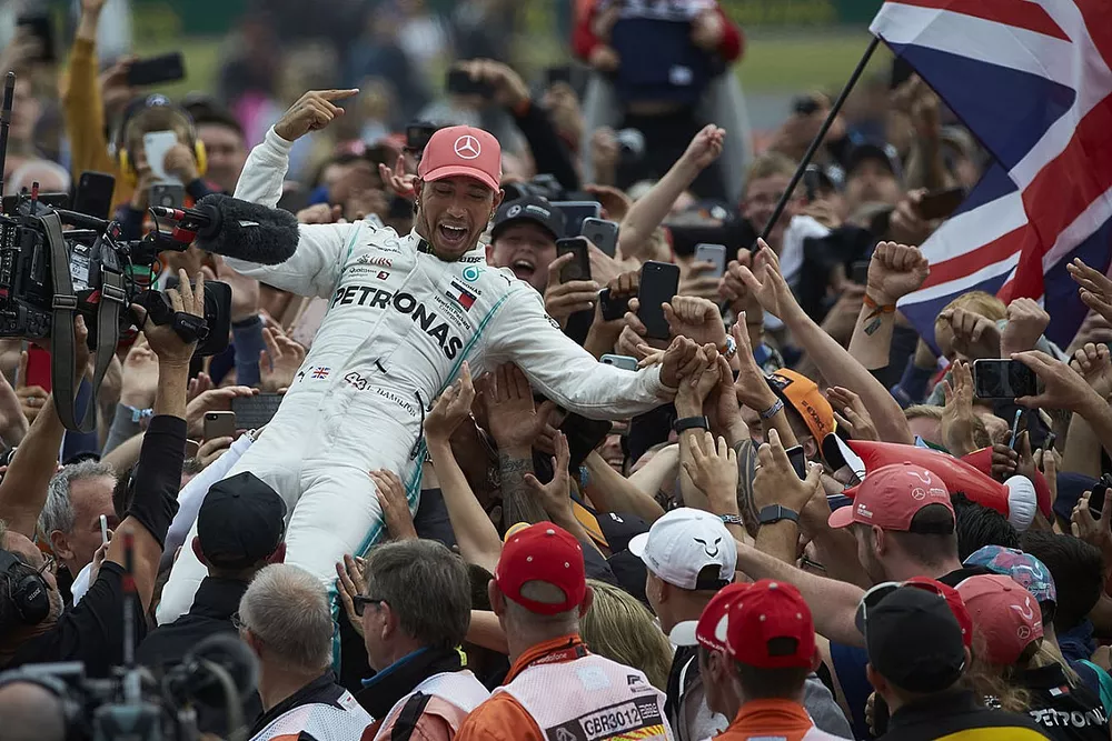 Lewis Hamilton, Mercedes AMG F1, f&ecirc;te sa victoire avec ses fans