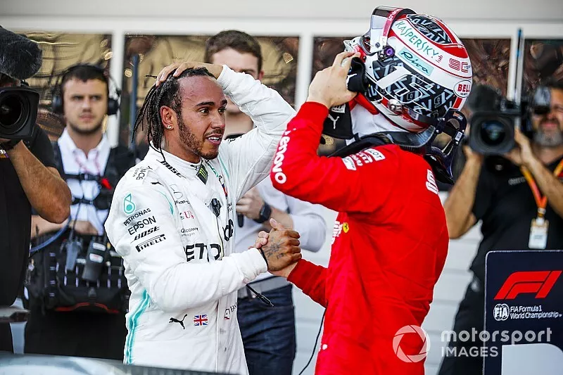 Lewis Hamilton, Mercedes AMG F1, 1&ordf; posici&oacute;n, y Charles Leclerc, Ferrari, 3&ordf; posici&oacute;n, se felicitan en Parc Ferme