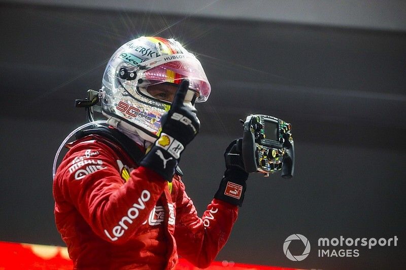 El ganador de la carrera Sebastian Vettel, Ferrari celebra en el Parc Ferme