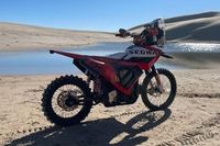 El argentino que afronta el Dakar 2025 con una moto eléctrica