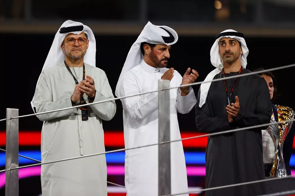 Mohammed Ben Sulayem, Presidente da FIA, no p&oacute;dio com os dignit&aacute;rios