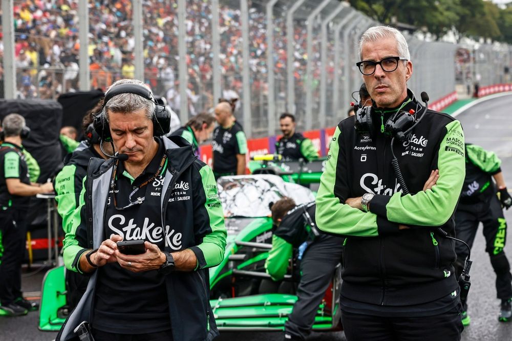 Xevi Pujolar, Racing Director, Stake F1 Team KICK Sauber, Alessandro Alunni Bravi, Team Representative, Stake F1 Team KICK Sauber, on the grid 