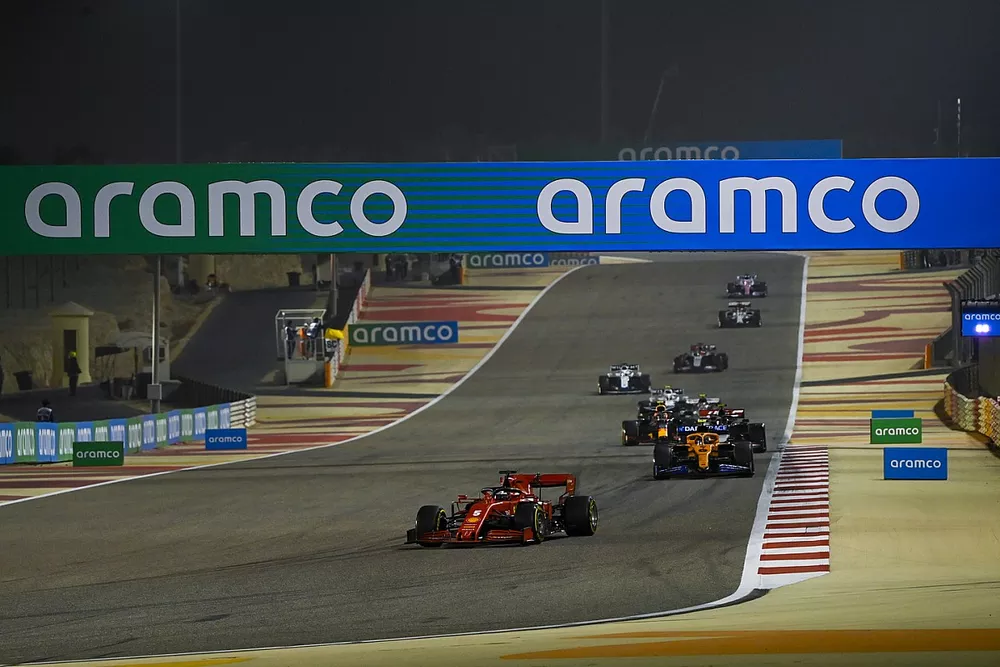Sebastian Vettel, Ferrari SF1000, Lando Norris, McLaren MCL35 en Kevin Magnussen, Haas VF-20 