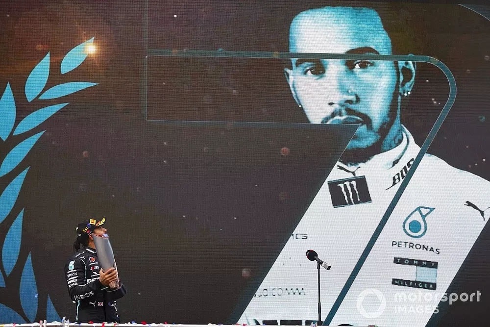 Le vainqueur Lewis Hamilton, Mercedes-AMG F1, sur le podium avec son troph&eacute;e apr&egrave;s avoir s&eacute;curis&eacute; son 7e titre mondial