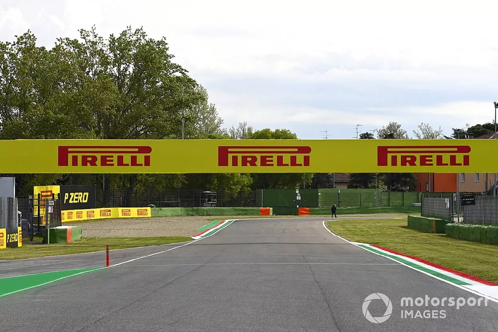 track branding Pirelli 