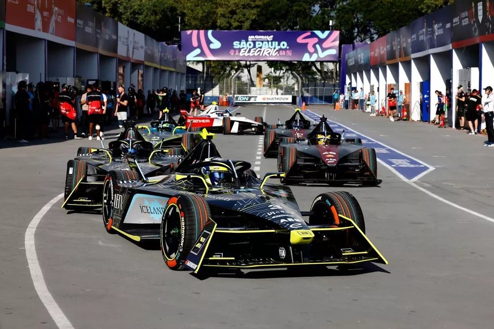 Sergio Sette Camara, ERT Formula E Team, ERT X24, Dan Ticktum, ERT Formula E Team, ERT X24, Edoardo Mortara, Mahindra Racing, Mahindra M9Electro, Nyck de Vries, Mahindra Racing, Mahindra M9Electro, en anderen in de pitstraat.