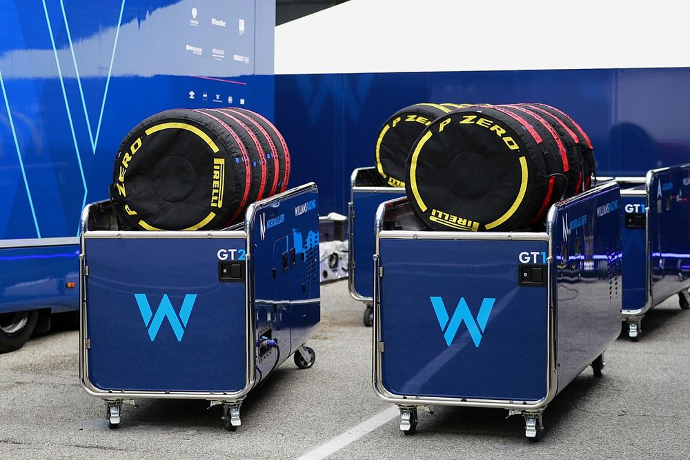 Pirelli tyres in balnkets