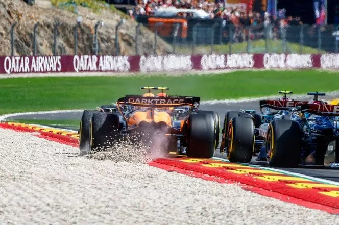 Lando Norris, McLaren MCL38, gets a wheel on the gravel at the start