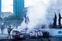 NASCAR Chicago: Alex Bowman se impone en carrera loca, Daniel Su&aacute;rez en 11&deg;