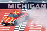 NASCAR Michigan: Reddick supera a Byron en la prórroga, Suárez en top 10