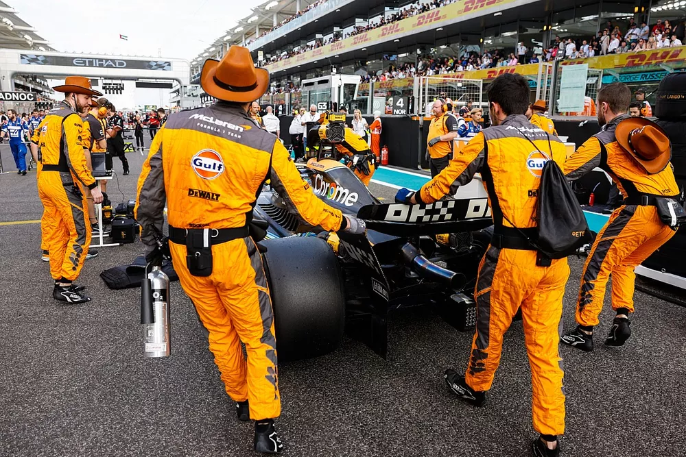 Lando Norris, McLaren MCL36, llega a la parrilla