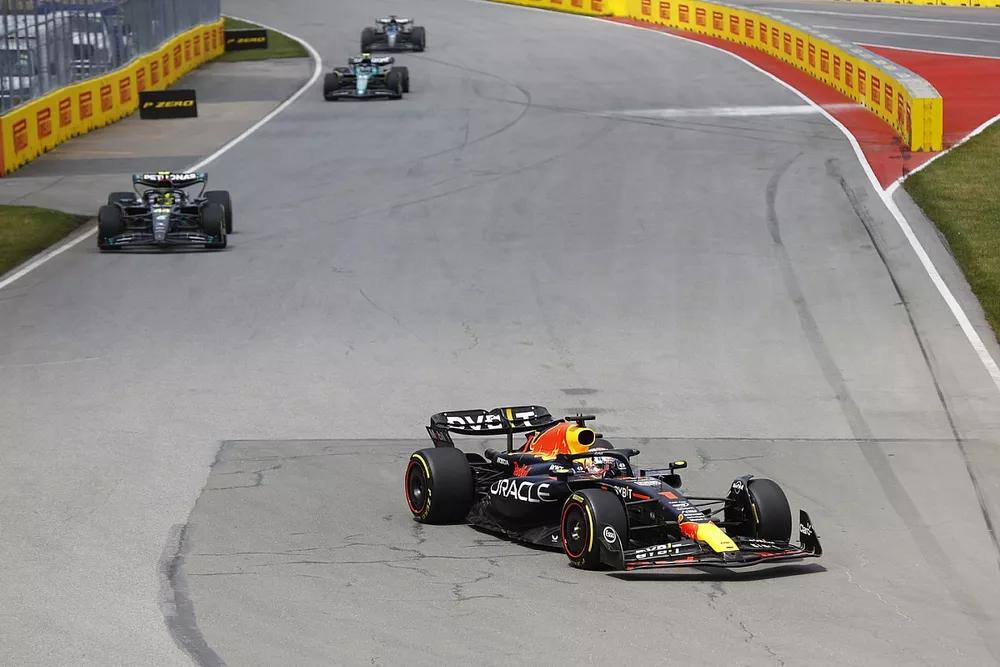 Max Verstappen, Red Bull Racing RB19, Lewis Hamilton, Mercedes F1 W14, Fernando Alonso, Aston Martin AMR23