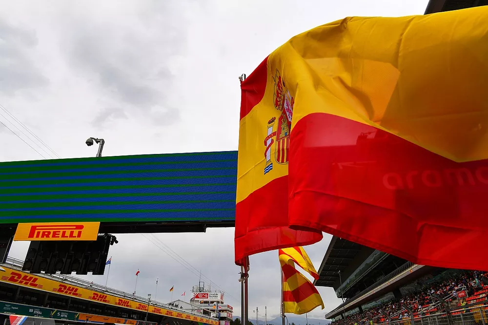 La bandera espa&ntilde;ola ondea sobre la parrilla