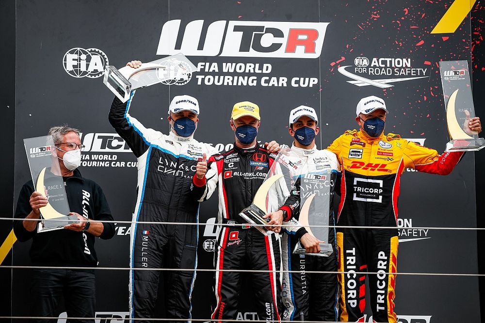 Podio: Ganador de la carrera Tiago Monteiro, ALL-INKL.DE Münnich Motorsport Honda Civic Type R TCR, segundo lugar #100 Walkenhorst Motorsport BMW M6 GT3: Henry Walkenhorst, Friedrich von Bohlen, Jörg Breuer, Andreas Ziegler, tercer lugar Santiago Urrutia, Cyan Performance Lynk & Co Lynk & Co 03 TCR, Tom Coronel, Comtoyou DHL Team Audi Sport Audi RS 3 LMS