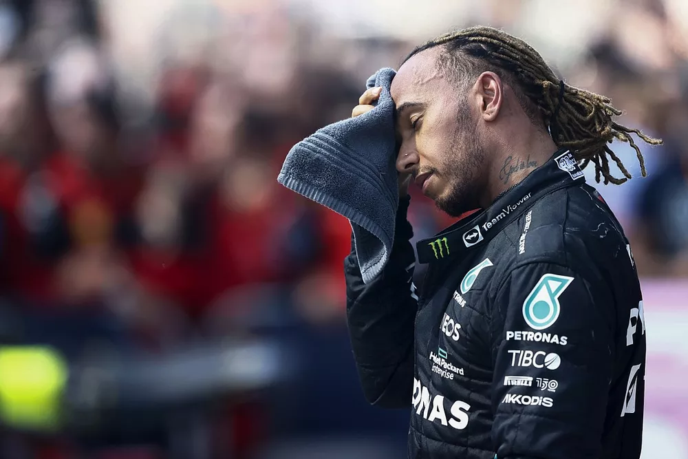Lewis Hamilton, Mercedes-AMG, tercero, se seca la frente