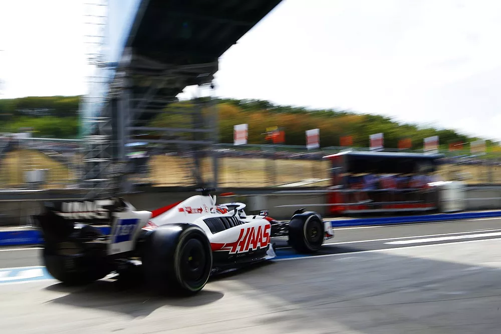 Kevin Magnussen, Haas VF-22, leaves the garage