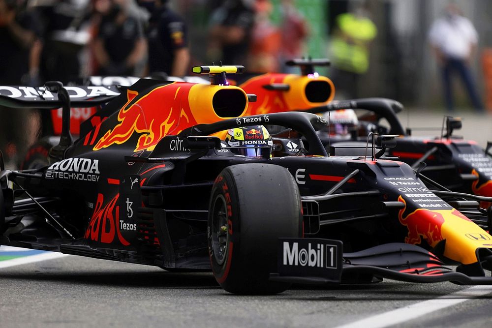 Sergio Pérez, Red Bull Racing RB16B, sale del garaje