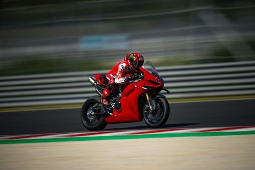 Bagnaia supera a Márquez en Balaton con la Ducati Panigale