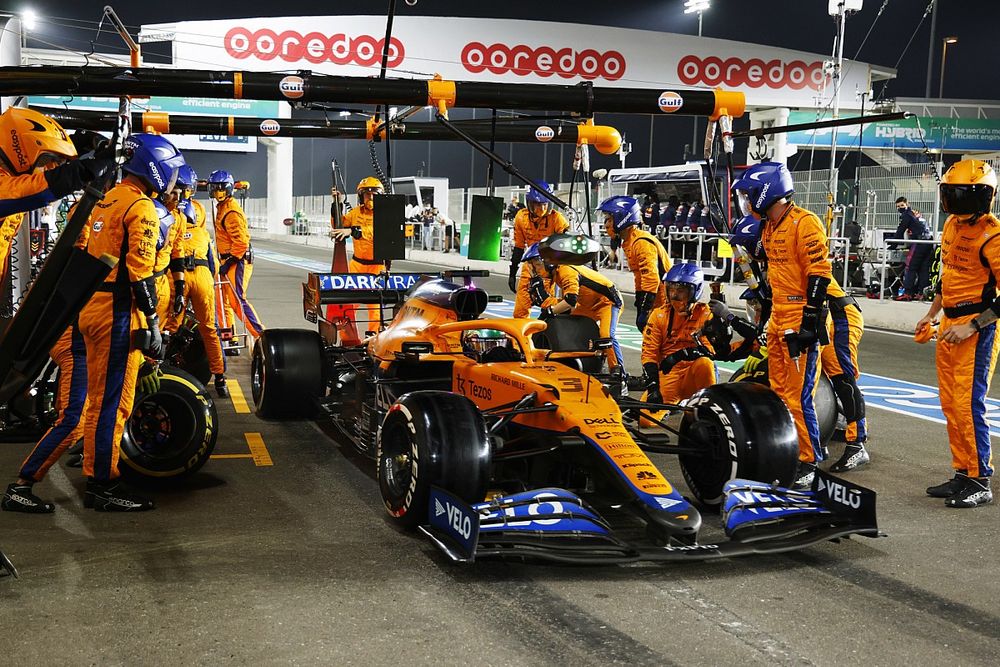 Daniel Ricciardo, McLaren MCL35M, en boxes