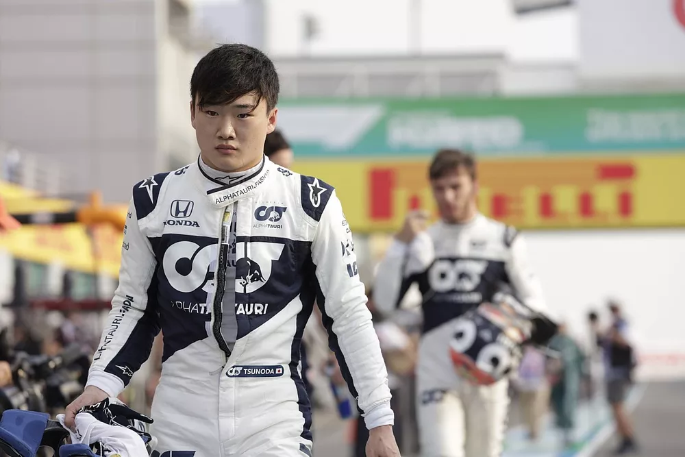Yuki Tsunoda, AlphaTauri and Pierre Gasly, AlphaTauri in the pit lane