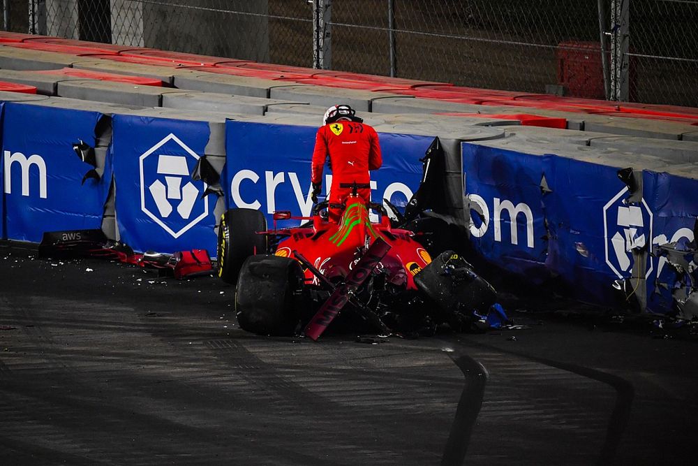 Charles Leclerc, Ferrari, choca en la FP2