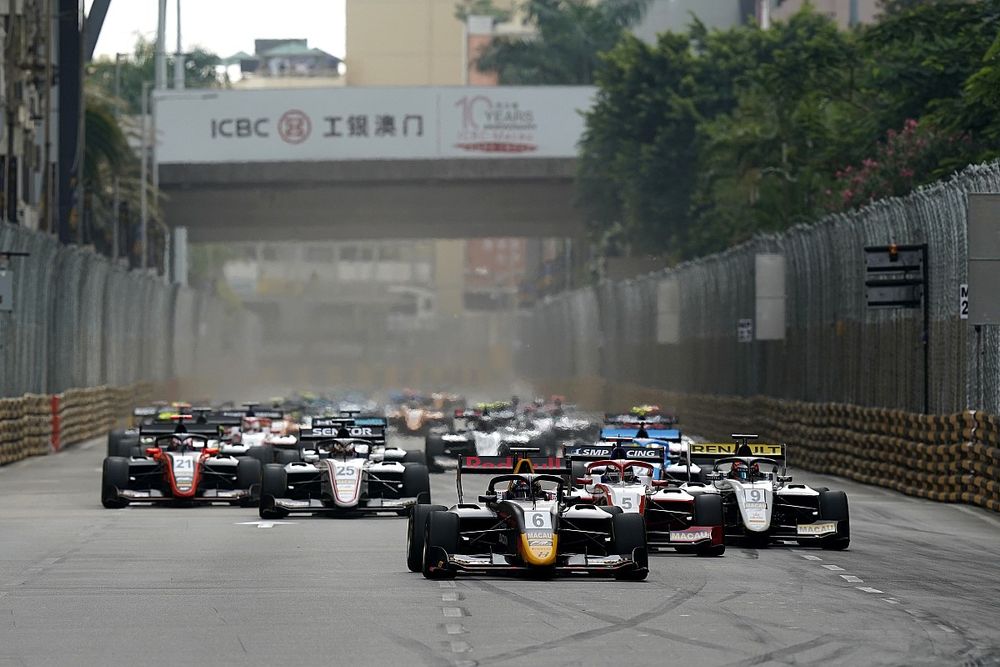Start action, Jüri Vips, Hitech Grand Prix leads