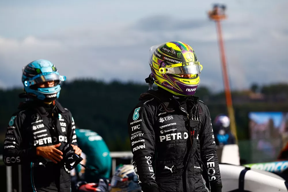 Lewis Hamilton, Mercedes-AMG, George Russell, Mercedes-AMG, en Parc Ferme tras el Sprint