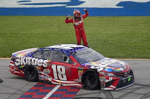 Busch supera a Larson en la &uacute;ltima vuelta y se lleva Chicagoland