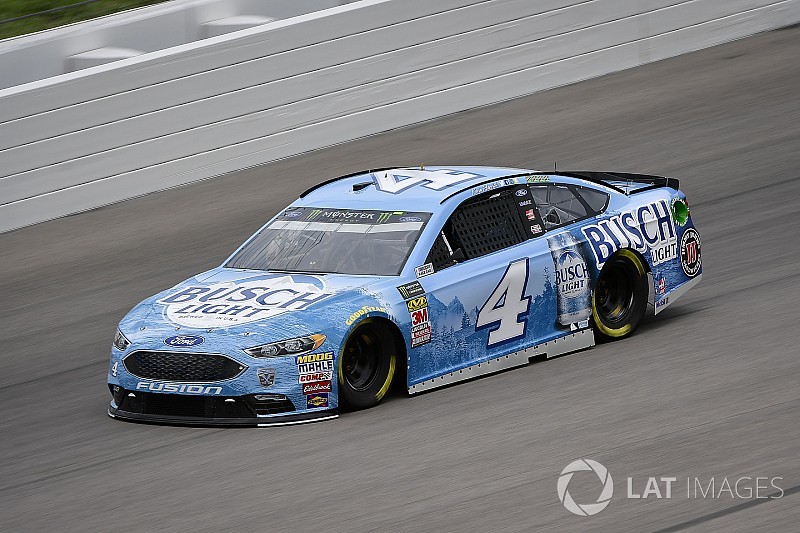 Harvick abre con el mejor tiempo en Kansas y Suárez en sexto