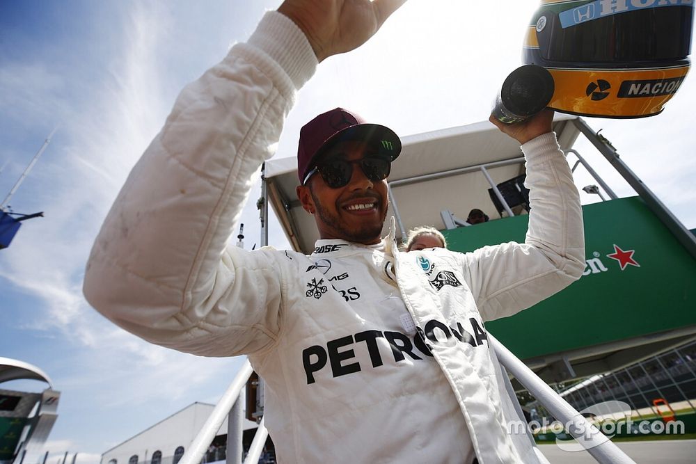 Lewis Hamilton, Mercedes AMG F1, muestra su casco de Ayrton Senna, un regalo después de igualar al brasileño