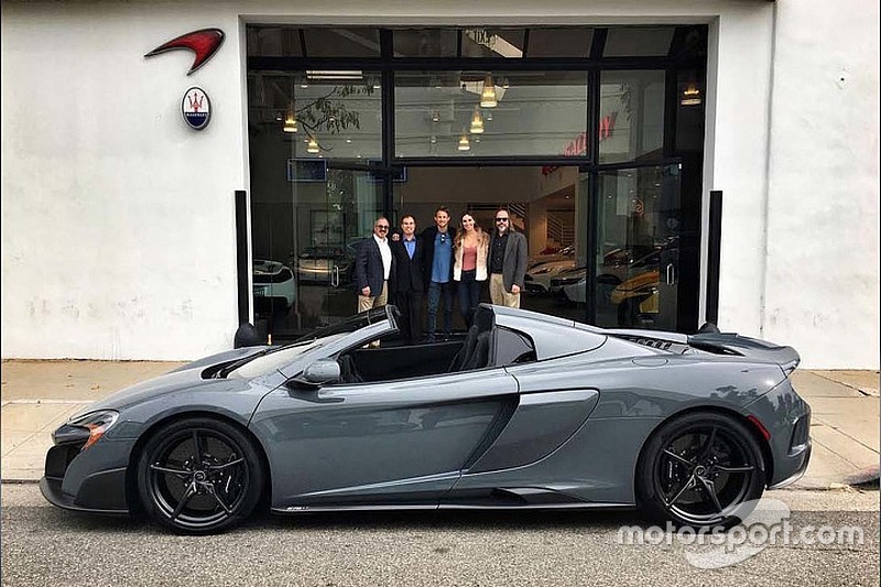 Jenson Button, McLaren 675LT Spider'ını Beverly Hills'te teslim aldı
