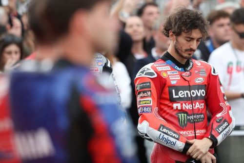 Paolo Simoncelli: "Por escuchar al grupo de Rossi, Bagnaia subestim&oacute; a M&aacute;rquez"