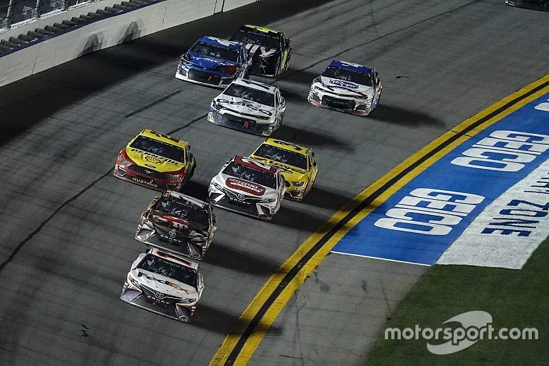 #11: Denny Hamlin, Joe Gibbs Racing, Toyota Camry FedEx Express leads
