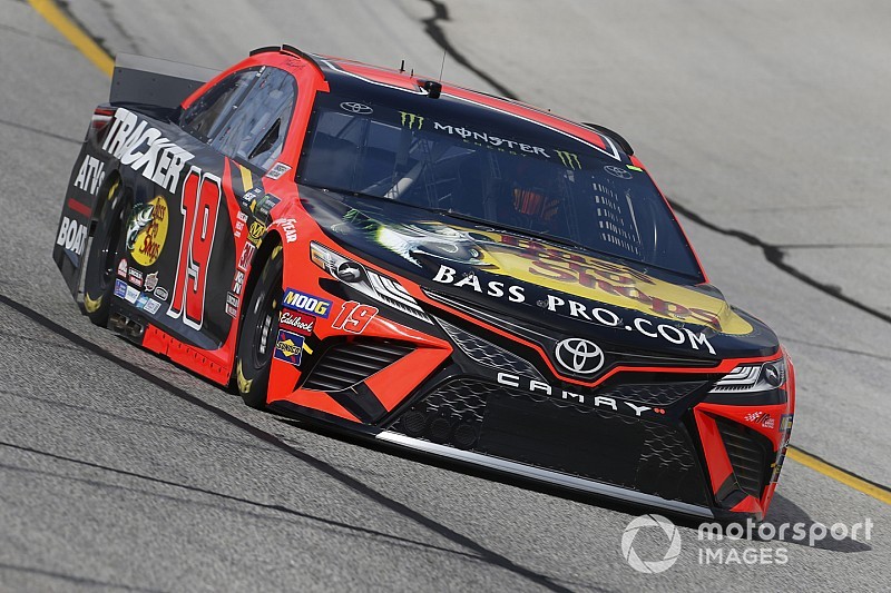 Martin Truex Jr. escapes penalty, blasts lapped traffic