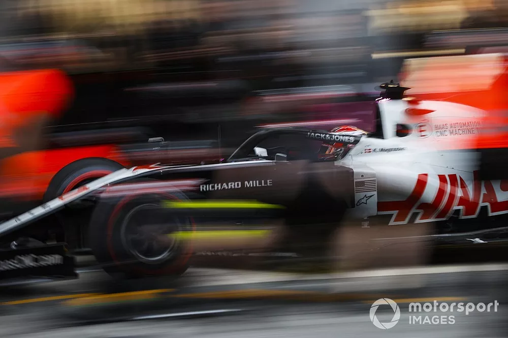 Kevin Magnussen, Haas F1 Team VF-20, au stand