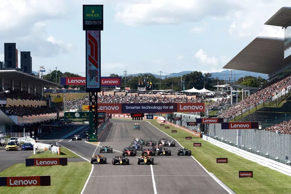 Max Verstappen, Red Bull Racing RB19, Lando Norris, McLaren MCL60, Oscar Piastri, McLaren MCL60, Charles Leclerc, Ferrari SF-23, Carlos Sainz, Ferrari SF-23, the rest of the field at the start